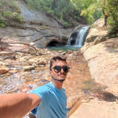 • 2nd Year IT Undergraduate • LUCID DREAMER
• @getpostman Student Expert
• I don't know about programming