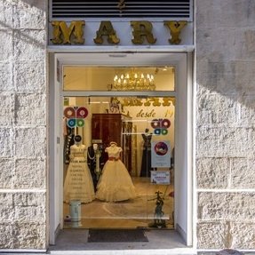 Vestidos de novias, fiesta, madrinas, comuniones y complementos.Tenemos todo lo necesario para que ese día sea único.  https://t.co/f05qg3tLJr / https://t.co/ubRCO3zOV2