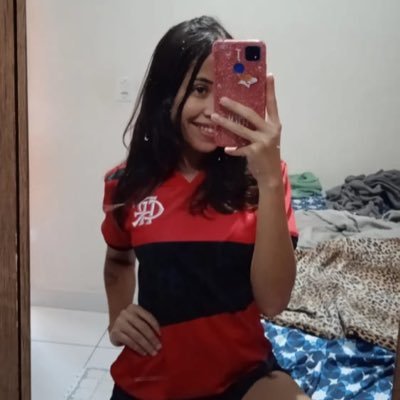 uma menina de 19 anos apaixonada pelo Flamengo, madridista e ronaldete