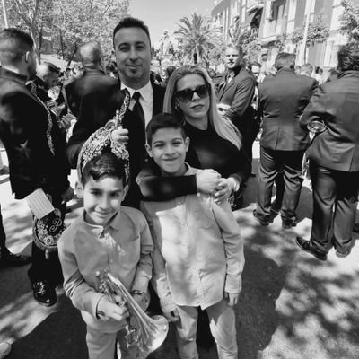 linarense!amante de la s.santa,Pasión de Linares!me gusta a tope el cachondeo! seguidor del barsa⚽vive y deja vivir!para lo que no hay remedio.litro y medio🍻🍺