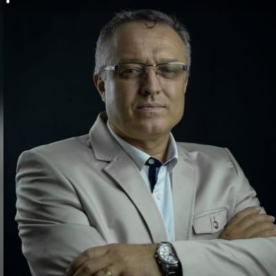 Eğitimci, ekonomist, radyo programcısı, yazmaya çalışır...