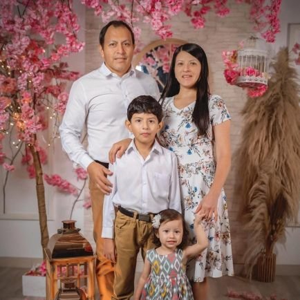 Pastor del DM DM Chimú - ANoP. Casado con Odalis Gomez Cuadros y padre de Ethan André y Annie Luciana Zavaleta Gómez