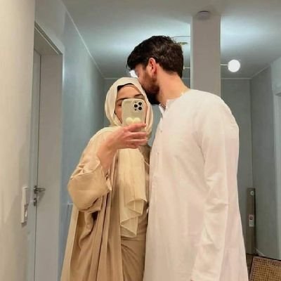 بعدهُ أليف؟ بعدك ظريف؟ بعدهُ بيعنيلك متل الخريف؟ خَبِّرني إن، بعدك بتحن؟