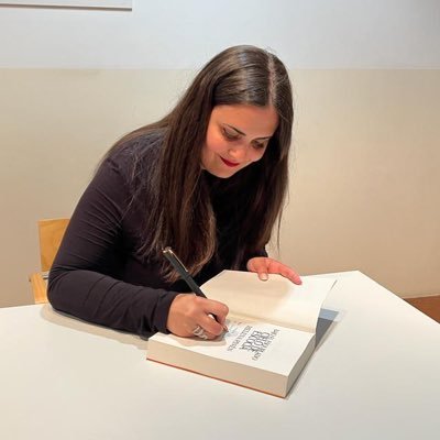 helenapinen's profile picture. Autora de Bajo el esquirlado cielo de Escocia, Todos mis otoños contigo, Tú disparaste primero y más♥️✨