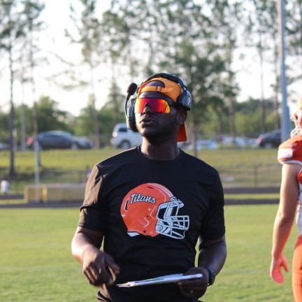 FAITH, FAMILY, and FOOTBALL!! Co-Defensive Coordinator 🏈 @UHSTitansFB 🟠⚪️Living THE Dream podcast👇🏿