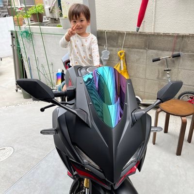 ４人の子持ち。元塾屋。現在教員。車はハイエース、バイクはcbr250rrに乗っています。MLBが好き。あとは投資と数学^ - ^