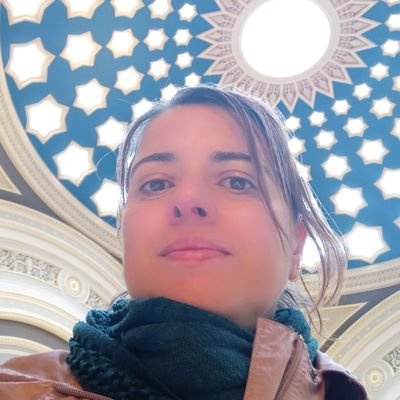Profe de inglés, filóloga, emigrada, lectora, dibujante, mamá y dispersa de la vida.