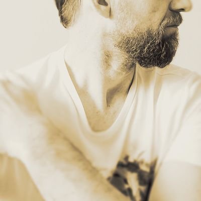 PolyWarlock's profile picture. Anarchico relazionale, femminista, ateo. Ora sono pure separato. Non infierite