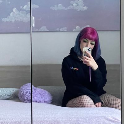 make-up artist e paladina delle minoranze. visualizzo e non rispondo. (she/her)