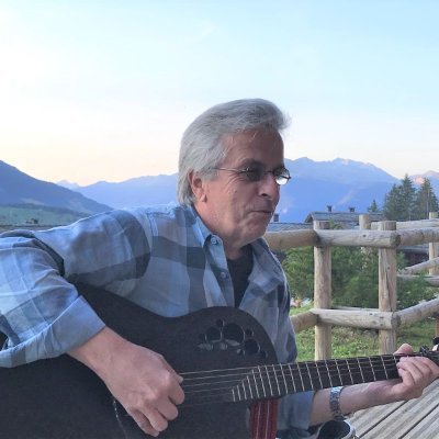 J'écris des chansons depuis 50 ans. Sans doute plus de 150 en stock. Sur le tard j'en enregistre quelques unes. https://t.co/hXrcqCImhm