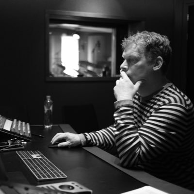 Opname en mixage op een appel en een stevige kop koffie in de TCC Studios. ( en NEE, ik ben dus NIET de oud minister. )