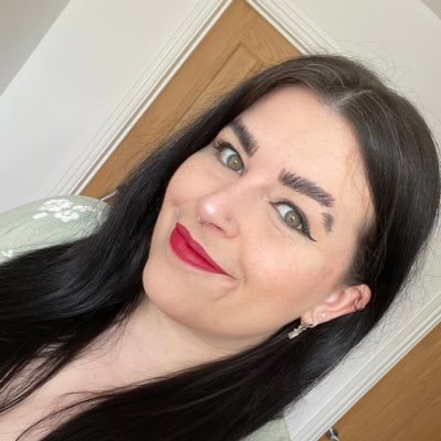 Instagram: torie_snelvis 🐝🐝Manchester🐝🐝| 32 | Amputee | Addicted to Nando's, Diet Coke and bold lipstick |