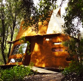 Cabañita para arrendar en la cordillera camino a Farellones.
Acceso al rio, rutas de trekking, paseos a caballo, huerta orgánica!
jfpalma@arcaermita.cl
