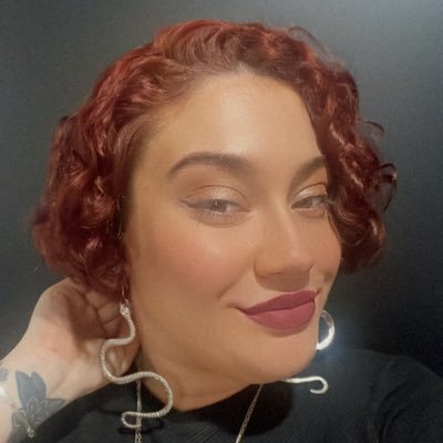 elarosalie's profile picture. Publicitária amante das artes sombrias • Bruxa Hekatina e Taróloga a mais de 8 anos 🕯️ +13k no insta