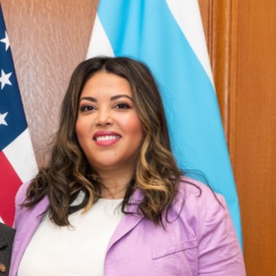 || #LatinaLawyer || former immigration policy lead for Chicago's Mayor's Office || it's true, I wasn’t born in Chicago but I came over as soon as I could