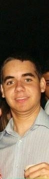 Só de coração me entrego, só em uma canção navego, só no seu olhar sincero, pra te ver chegar espero.