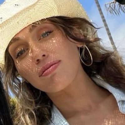 #NewYearNewMiley 🎉 🎙 🍺 💥 #mileycyrusflowers out now #endlesssummervacation out march 10th I Can Love U Better Than He Can Baby Girl #ilymiley4ever Ditto 💋