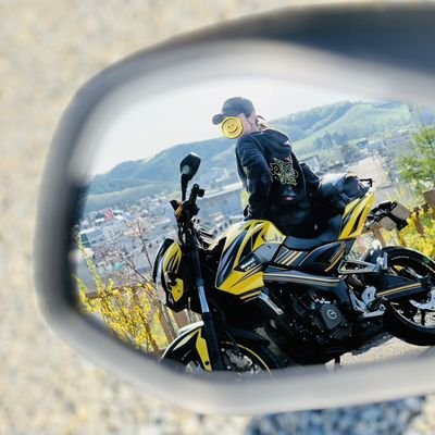 ホンダグロムとカワサキバジャジ乗りです🏍たま〜にうしろに子供乗せて走ってます😽 今年も楽しい事沢山したいっ‼️🏕🏍😆※(ツイートがうるさかったらミュートしてください😋)Middle Mustache🏍🙈軍団