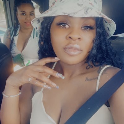 PrettyLadyNii's profile picture. unproblematic, but I can be a problem.