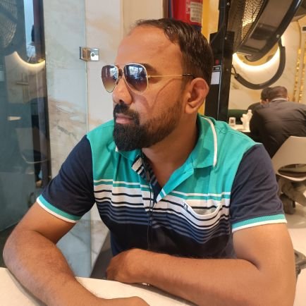 Akelā hī chalā thā jānib-e-manzil magar
log saath aate gae aur kārvāñ bantā gayā