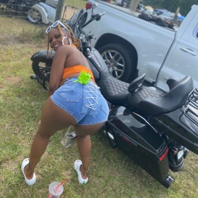 AlikaBray's profile picture. diji like fiji water 💦🤣