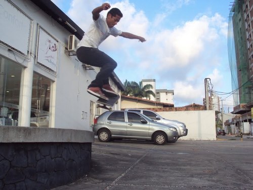 ando de skate..danço break dance.. e surfo!!hihi ... sou assim.. vc n gosta nem olhe pra mim!!