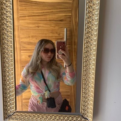 carohernesq's profile picture. 