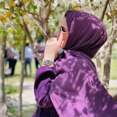 كلمن يشوف الناس بعين طبعه لهذا لا تعطي اهميه لنقدهم