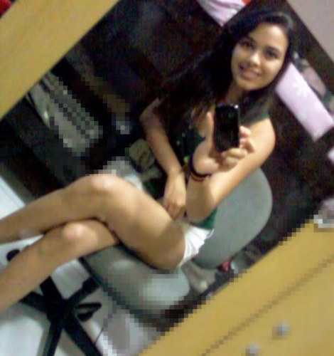 Menina engraçada gosta de novas amizades . ama Deus acima de tudo , e apaixonada pelos amigos e familiares *--*