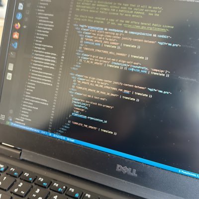 développeur web 👨‍💻🇰🇲🇸🇳🇫🇷.   « sois le changement que tu veux voir dans ce monde »