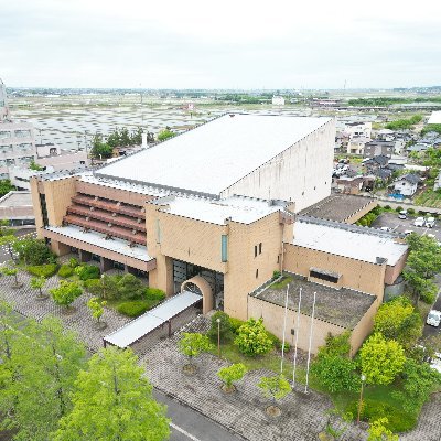 1982年（昭和57年）に開館した加茂文化会館は、耐震補強工事などを経て、2023年5月にリニューアルオープンしました。各種イベントなどをお知らせしています。　ぜひお立ち寄り、ご覧になってくださいね。