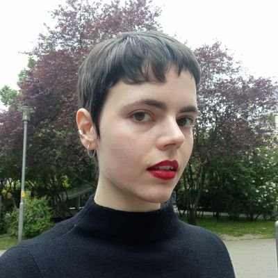 Hel·lenista, papiròloga. Educació (tardo)antiga i lírica grega. Més de gats que de gossos, més de vers que de prosa.
