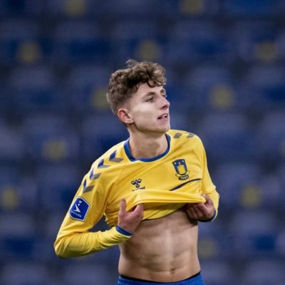 Hele livet, på tribunen💛 - ung fodboldinteresseret fyr, der prøver sig af med lidt ground hopping, primært med fokus på dansk, spansk og tysk bold!