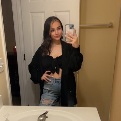 alliepanici's profile picture. be happy //