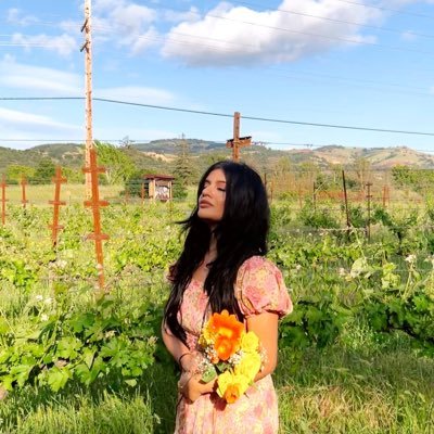 Simplyaruba's profile picture. it’s really not that deep ✨🌻