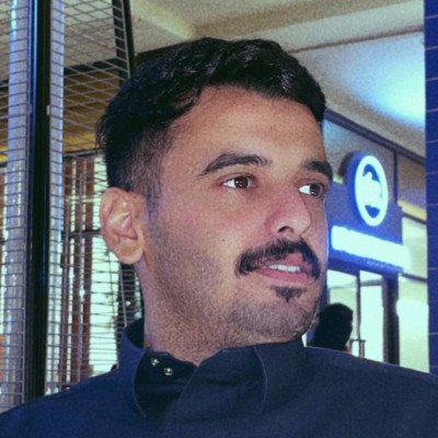 شاب عشريني بسيط اهوى الريتويت و اغرد في السياسة والإقتصاد والشاهي والقهوة والسفر بعد اكمل ولا يكفي ؟ 👨💻👀