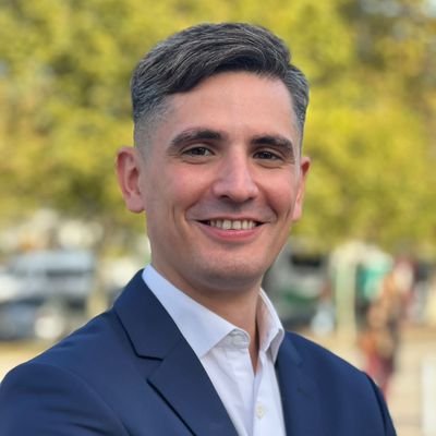 • Liberal Clásico (Filántropo). • Profesor en Filosofía. • @LLibertadAvanza