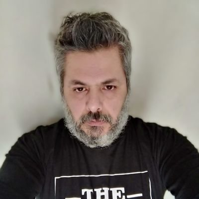 …Y todo se moja, en este baño de vidas todo envejece sin medida, sin edad, sin piedad…