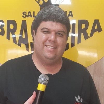 BRASILEIRO, CRISTÃO, CONSERVADOR, DEFENSOR DA FAMÍLIA, ADMIRADOR DE TOKUSATSU, DIVULGADOR COMERCIAL, LOCUTOR AUTÔNOMO E DEFENSOR DA IDEOLOGIA DE GÊNESIS.