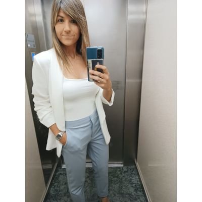 Profe de Lengua y Literatura, especialista en Oratoria y Debate.
Me encanta defender lo que amo: la educación es mi apuesta al futuro.
De Jaén, Jaén.