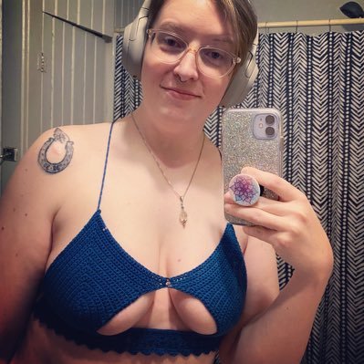 18+ 🔞 Crochet Queen 🧶 Handmade thongs for my shoots👙Gamer Girl 🎮 Trilingual & Neurospicy 🌶️