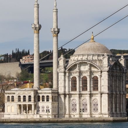 Ümitler insanın tesellisidir
Kederler bizlere birer derstir
Bükmüşsün boynunu,bu halin nedir?
Yıkılmak yök öyle hemen arkadaş
Pes etmek yok öyle hemen arkadaş!