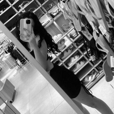 _yaxzou's profile picture. •444 🪩 diário e algms poesias.