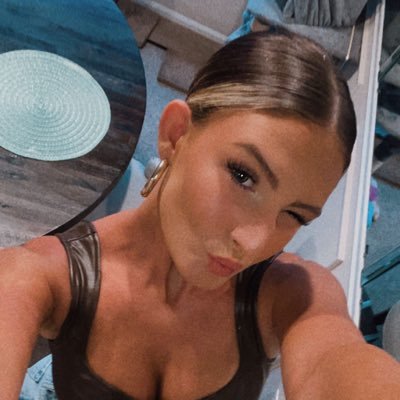 _linds_roth's profile picture. probably in bed