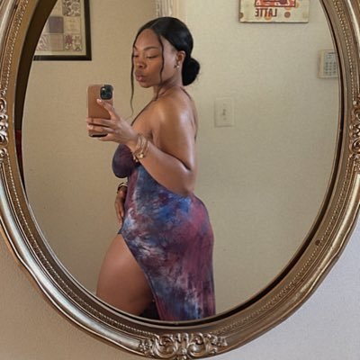 IG: mellonellen96 Cocktail Waitress🍾, Bartender 🍸🍹🥂 Body Technician 🧖🏽‍♀️