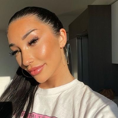 SerenaLind19686's profile picture. 