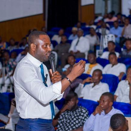 Homme politique congolais
Président du parti Les Souverainistes.
Candidat à l'élection présidentielle de mars 2021.