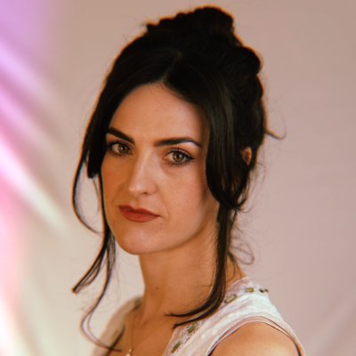 ✍️ Sí/í | 🗣️ @reic | 🎭 @AerachG | Ambassador @IrishWritersCtr | 🎥 https://t.co/cgREXK0R6G #WhatTheFocal | 📺 #SaolTríGhaeilge @tg4tv