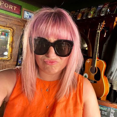 Exec Producer who lives in a pub 📻🍺🍸Find me on @greatesthitsuk @bauermedia with @simonmayo 🎧🎧 Originally from Wrexham 🏴 She/Her