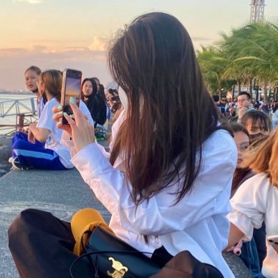 darlinmeows's profile picture. august sipped away like a bottle of wine, 🩷💛💙💚💜
